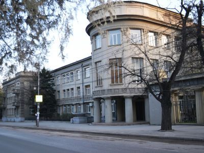 Здание служебного корпуса Крымского медицинского института