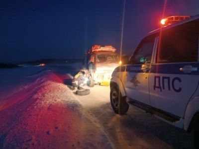 В Таттинском районе инспекторы ДПС помогли замерзающему на трассе водителю