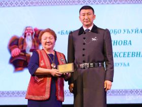 На открытии Декады Олонхо наградили лучших носителей традиционной культуры