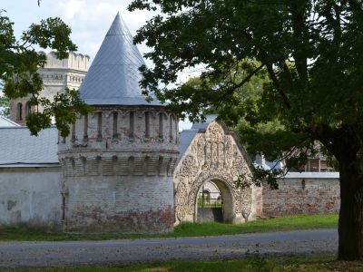 Ограда с четырьмя башнями и двумя воротами