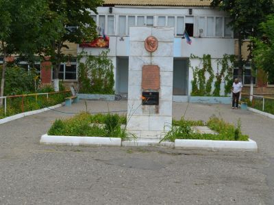 Памятник-бюст Ю.Акаеву