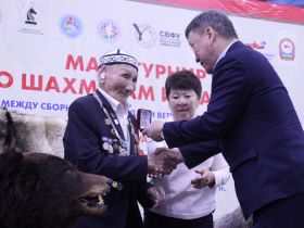 На призы 102-летнего ветерана Наума Слепцова провели матч-турнир по шахматам и шашкам