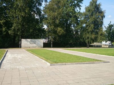 Братская могила матросов 1 Краснознаменной морской ж.д. артиллерии Красносельской бригады К.Б.Ф., погибших в 1943 г.