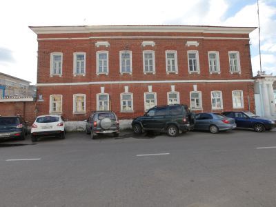 Главный дом с двумя воротами