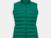 Утепленный жилет приталенного силуэта