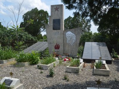 Братская могила погибших в борьбе за установление Советской власти в Дагестане и воинское кладбище умерших в госпиталях 1941-1945 гг.