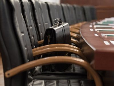 Минтруд разъяснил, в каких случаях чиновникам нельзя принимать подарки