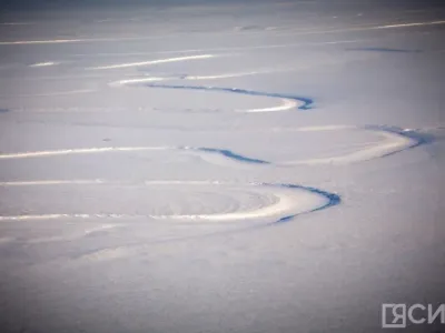 Спасатели вызволили из снега рыбака и его автомобиль