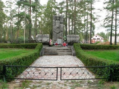 Братское захоронение советских воинов, погибших в 1939-1940 и в 1941-44 гг.