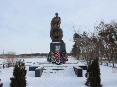 Братская могила советских воинов, погибших в боях с фашистскими захватчиками в мае 1942 года. Похоронено 10 воинов, имена установлены. Скульптура воина
