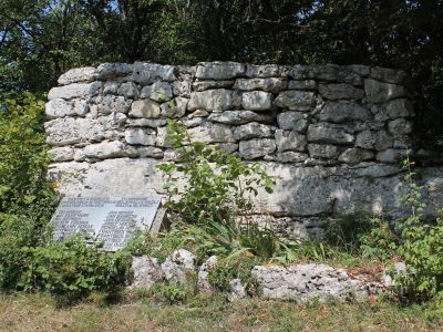 Памятный знак в честь партизан-словаков, воевавших в партизанских отрядах на территории Крыма в годы Великой Отечественной войны