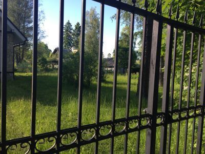 Дом, где неоднократно бывал и жил великий русский художник И.Е. Репин (в доме жил брат художника В.Е. Репин). Одна из дверей дома имеет роспись с тремя рисунками, которые приписываются И.Е. Репину