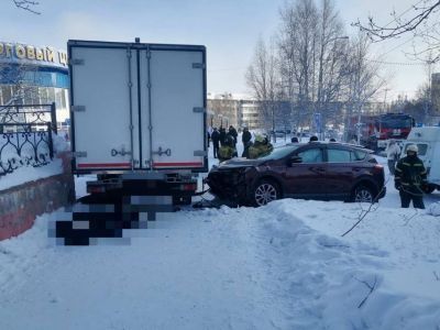 В Нерюнгри при ДТП автомобили вылетели на тротуар с людьми. Погибла женщина