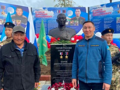 В Сунтарском улусе открыли сквер памяти Героя России Дмитрия Егорова