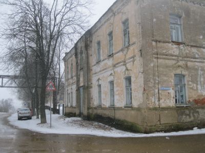 Памятное место, где в августе 1942 г. гитлеровцы казнили секретаря подпольного райкома партии Е.П. Симонову. Установлена мемориальная доска