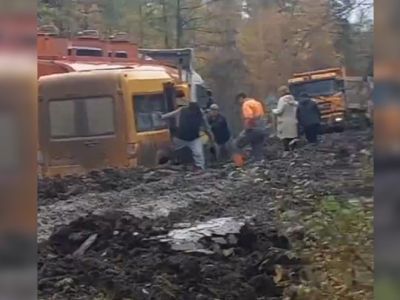 На размытой трассе «Колыма» в Якутии отбуксировали более 100 большегрузов