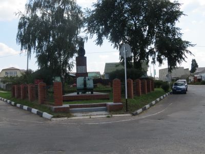 Братская могила  советских воинов, погибших в боях с фашистскими захватчиками в 1943 году. Захоронено 62 человека, имена 53 человек  установлены. Скульптура советского воина