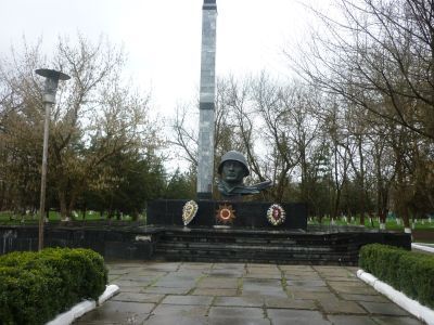 Братская могила воинов Советской Армии, погибших в боях в 1942 - 1943 гг.