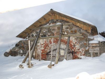 Погреб валунный для хранения сала