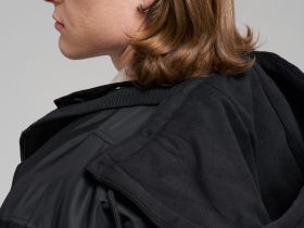 Утепленный бомбер с капюшоном и водоотталкивающей пропиткой