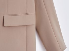 Однобортный жакет полуприлегающего силуэта