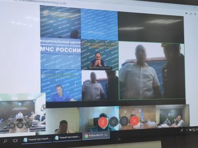 На тушении пожара работают свыше 70 человек и техника