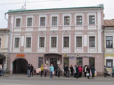 Здание, которое построено, вероятно, в конце XVIII века, использовалось под торговые лавки, жилые квартиры