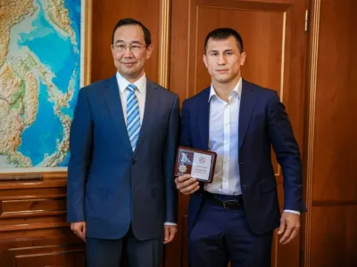 Юбилейный знак «100-летие Якутской АССР» вручил Айсен Николаев олимпийскому чемпиону Роману Власову