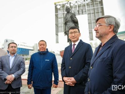 Делегация из Татарстана возложила цветы памятнику Платона Ойунского