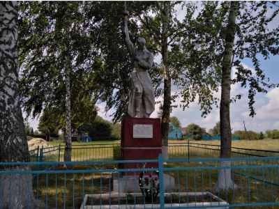 Братская могила воинов Советской Армии, погибших в феврале 1943 года. Захоронено 28 человек, установлено фамилий на 11 человек. Обелиск установлен в 1950 году