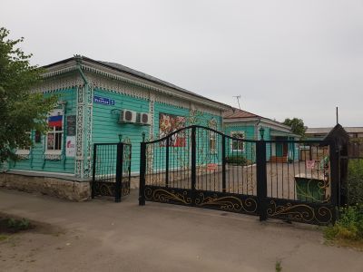 Деревянный дом начала XX века с обильной пропильной резьбой, ныне музыкальная школа