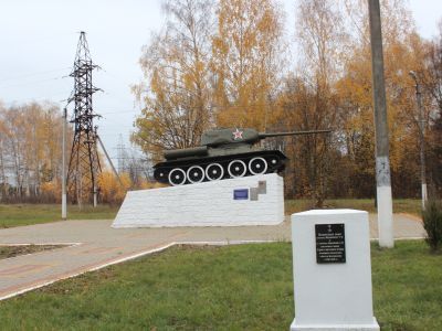 Памятник в честь воинов-кантемировцев, освободивших город от фашистских захватчиков 7 августа 1943 года. Танк Т-34 на пьедестале