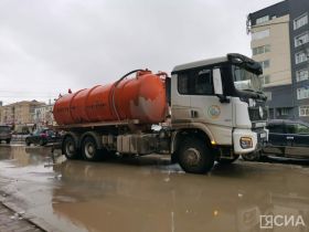 Городские службы Якутска сосредоточены на откачке талых вод из-под аварийных домов