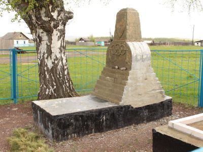 Братская могила двух активистов-организаторов колхоза в селе, убитых в июне 1930 г. кулаками