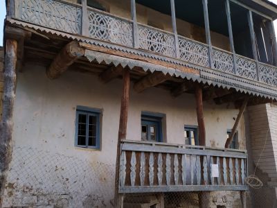 Стена дома Гаджиева Магомеда, резные стелы