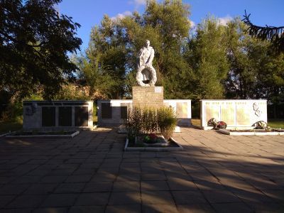 Братская могила советских воинов, погибших в боях с фашистскими захватчиками в 1943 году. Захоронено 3 человека, имена установлены. Скульптура: советский воин с венком