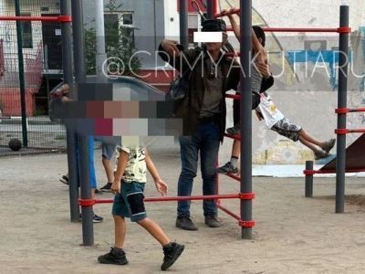 Полиция устанавливает мотивы мужчины, фотографировавшего детей на детской площадке в Якутске