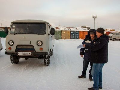 «Полярные авиалинии» передали автомобиль УАЗ для нужд военнослужащих СВО