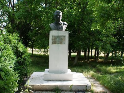 Памятник Герою Советского Союза Л.И. Новожилову