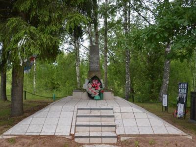 Братская могила воинов Советской Армии, погибших в боях с немецко-фашистскими захватчиками в период Великой Отечественной войны