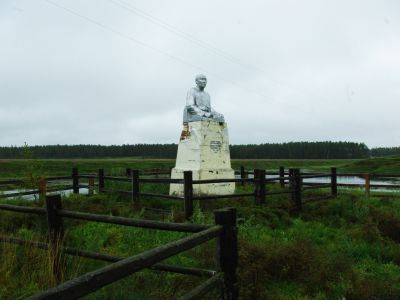 Памятник–бюст Яковлеву Семену Степановичу (Эрилик Эристину) – активному участнику гражданской войны в Якутии, известному якутскому писателю. Ск. А.И. Филиппов, железобетон, 1963 г.