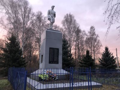 Братская могила воинов Советской Армии, погибших в период Великой Отечественной войны. Захоронен 71 человек, установлено фамилий на 60 человек. Скульптура установлена в 1962 году