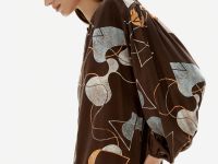 Блузка свободного силуэта с абстрактным принтом