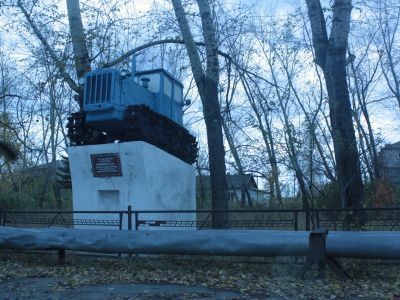 Трактор "ДТ-54", установленный в честь освоения целинных земель