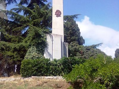 Обелиск в честь Ленинского декрета «Об использовании Крыма для лечения трудящихся» (архитекторы П.А.Стариков и А.С.Хотелов)
