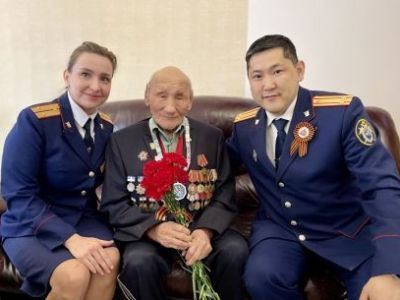 «Живём благодаря Вам» - следователи поздравили ветерана Великой Отечественной войны с Днём Победы