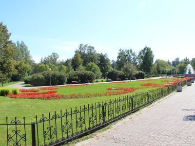 Площадь Революции - одна из первых городских площадей. Первоначально называлась Новособорной