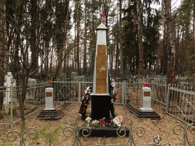 Братская могила советских летчиков