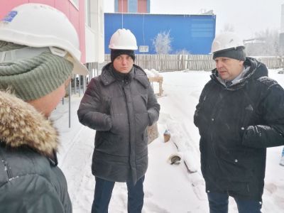 На площадки не могут подать отопление