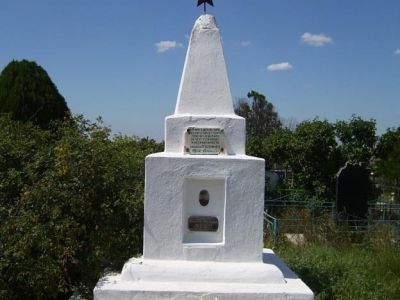 Братская могила советских воинов